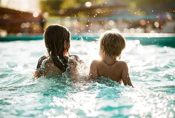 enfants qui jouent dans la piscine